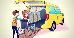 volontario che spinge una persona in carrozzina a salire su furgone giallo attrezzato con pedana posteriore 